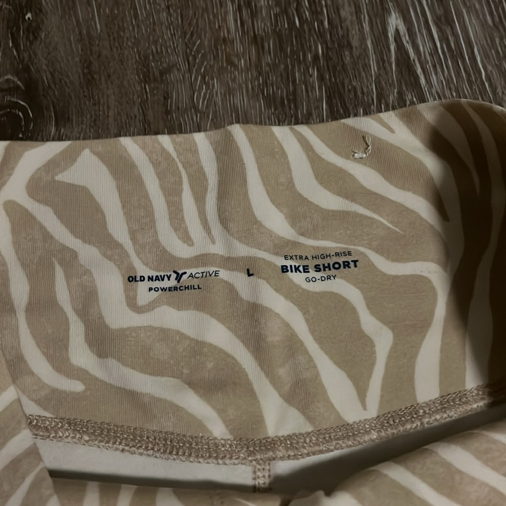 Old Navy Crossover Waist Bike Shorts - Picture 3 of 4